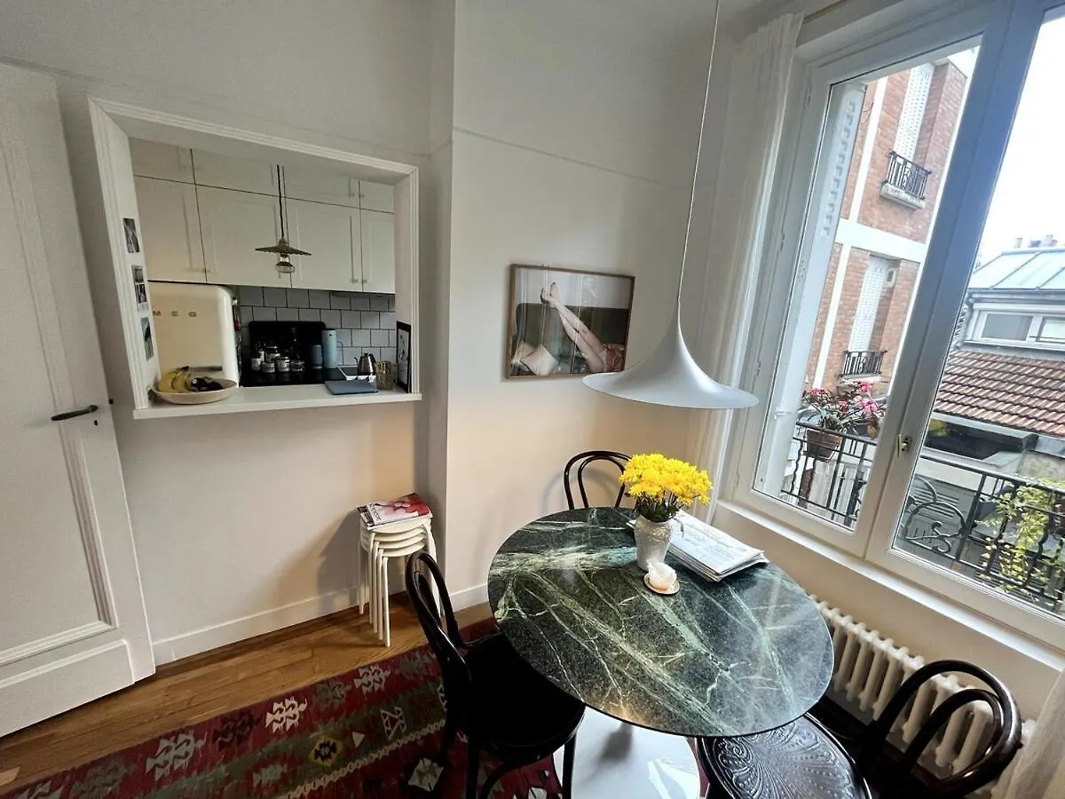Romantic Parisian Flat 0*, Paris